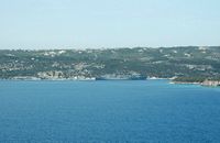 La presqu’île de l’Akrotiri en Crète. Navires de guerre dans la base navale. Cliquer pour agrandir l'image.