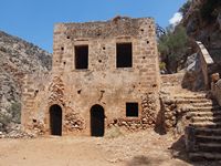 La presqu’île de l’Akrotiri en Crète. Le monastère du Katholiko (auteur C. Messier). Cliquer pour agrandir l'image.