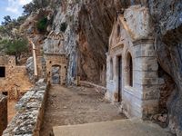 La presqu’île de l’Akrotiri en Crète. Le monastère du Katholiko (auteur C. Messier). Cliquer pour agrandir l'image.