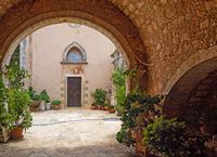 La presqu’île de l’Akrotiri en Crète. Le monastère Saint-Jean le Miséricordieux à Pazinos (auteur C. Messier). Cliquer pour agrandir l'image.
