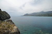 Le village de Plakias en Crète. Le promontoire et la baie de Plakias. Cliquer pour agrandir l'image.