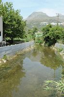 Le village de Plakias en Crète. La rivière Kotsifos à Plakias. Cliquer pour agrandir l'image.