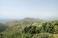 Le village de Plakias en Crète. La chaîne littorale du Finikas. Cliquer pour agrandir l'image.