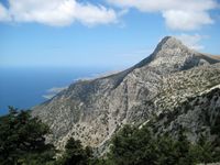 Le village de Pyrgos en Crète. Le mont Kofinas vu de l'est (auteur Pascal Mullon). Cliquer pour agrandir l'image.