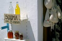 De specialiteit, souma, van het dorp van Siana in Rhodos. Klikken om het beeld te vergroten.