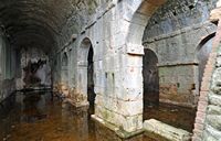 La cité antique d'Aptera en Crète. La citerne à trois nefs. Cliquer pour agrandir l'image.