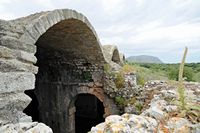 La cité antique d'Aptera en Crète. La citerne à trois nefs. Cliquer pour agrandir l'image.