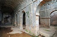 La cité antique d'Aptera en Crète. La citerne à trois nefs. Cliquer pour agrandir l'image.