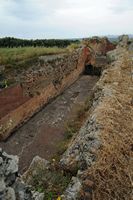 La cité antique d'Aptera en Crète. La citerne voûtée de la cité antique d'Aptera. Cliquer pour agrandir l'image.