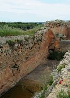 La cité antique d'Aptera en Crète. La citerne voûtée de la cité antique d'Aptera. Cliquer pour agrandir l'image.