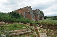 La cité antique d'Aptera en Crète. Bâtiments romains entre citerne voûtée et thermes du nord. Cliquer pour agrandir l'image.