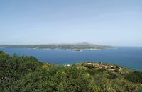 La cité antique d'Aptera en Crète. La rade et la forteresse d'Itzeddin vues depuis le château d'Aptera. Cliquer pour agrandir l'image.