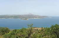 La cité antique d'Aptera en Crète. La rade et la forteresse d'Itzeddin vues depuis le château d'Aptera. Cliquer pour agrandir l'image.