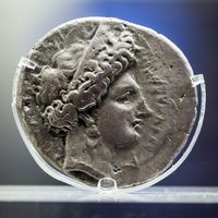La cité antique d'Aptera en Crète. Statère d'argent de 300 à 280 avant JC avec Artémis au diadème à l'avers (auteur ArchaiOptix). Cliquer pour agrandir l'image.