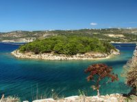 Le village de Souda en Crète. L'îlot de Leon vu depuis la forteresse de Souda (auteur Robin & Bazylek). Cliquer pour agrandir l'image.