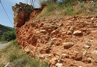 Le village de Souda en Crète. Muraille écroulée de la forteresse ottomane d'Itzeddin. Cliquer pour agrandir l'image.