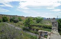 Le village de Souda en Crète. L'intérieur de la forteresse ottomane d'Itzeddin. Cliquer pour agrandir l'image.