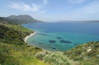 Le village de Souda en Crète. La rade de Souda vue depuis Kalami. Cliquer pour agrandir l'image.