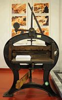Le village de Souda en Crète. Presse d'imprimerie au Musée de la typographie. Cliquer pour agrandir l'image.