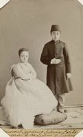 Le village de Souda en Crète. Portrait du prince Izzeddin en 1872 (Royal Collection Trust). Cliquer pour agrandir l'image.