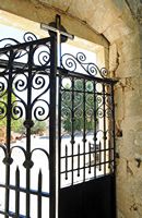 Le village de Thrapsano en Crète. Porte sud du monastère d'Agarathos, endommagée par le séisme. Cliquer pour agrandir l'image.