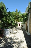 Le village de Thrapsano en Crète. Treille du monastère d'Agarathos. Cliquer pour agrandir l'image.