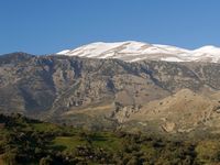 Le village de Thronos en Crète. Les falaises de Vistagi (auteur Géoparc du Psiloritis). Cliquer pour agrandir l'image.