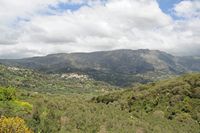 Le village de Thronos en Crète. Thronos et Kalogeros vus depuis Meronas. Cliquer pour agrandir l'image.