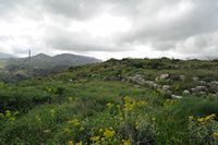 Le village de Thronos en Crète. Le bâtiment A1 du site archéologique de Syvritos. Cliquer pour agrandir l'image.