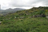 Le village de Thronos en Crète. Le bâtiment A1 du site archéologique de Syvritos. Cliquer pour agrandir l'image.