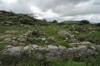 Le village de Thronos en Crète. Le bâtiment 2 du site archéologique de Syvritos. Cliquer pour agrandir l'image.