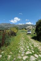 Le village de Thronos en Crète. Portail du site minoen de Monastiraki. Cliquer pour agrandir l'image.