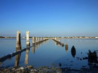 Le village de Tigkaki à Kos. Le lac salé d'Alikes sur l'île de Kos (auteur Gan Med64). Cliquer pour agrandir l'image.