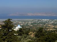 Tigkaki e o lago de Alikes visto desde Zia à Kos (autor GanMed64). Clicar para ampliar a imagem.