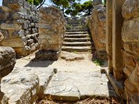 Le village de Tylissos en Crète. L'escalier Z de la villa C (auteur Olaf Tausch). Cliquer pour agrandir l'image.