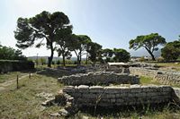 Le village de Tylissos en Crète. Le site minoen vue du nord-est. Cliquer pour agrandir l'image.