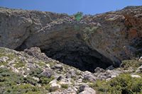 Le village de Tympaki en Crète. L'entrée de la grotte de Kamares (auteur Zde). Cliquer pour agrandir l'image.