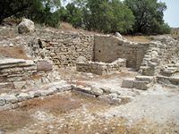 Le village de Tympaki en Crète. Le temple B du site de Komos (auteur Olaf Tausch). Cliquer pour agrandir l'image.