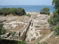 Le village de Tympaki en Crète. La cour centrale du palais de Komos (auteur Olaf Tausch). Cliquer pour agrandir l'image.