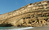 Le village de Tympaki en Crète. Les grottes de Matala (auteur Jebulon). Cliquer pour agrandir l'image.