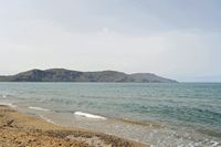 Le village de Vamos en Crète. La côte orientale de l'Apokoronas et le cap Drapanon vus depuis la plage de Kournas. Cliquer pour agrandir l'image.