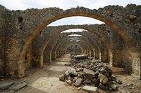 Le village de Vamos en Crète. Les ruines de la salle des pressoirs à olives du monastère Saint-Georges. Cliquer pour agrandir l'image.