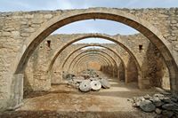 Le village de Vamos en Crète. Les ruines de la salle des pressoirs à olives du monastère Saint-Georges. Cliquer pour agrandir l'image.