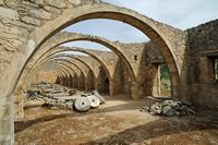Le village de Vamos en Crète. Les ruines de la salle des pressoirs à olives du monastère Saint-Georges. Cliquer pour agrandir l'image.
