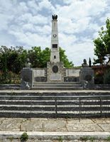 Le village de Vamos en Crète. Le monument aux morts de Gavalochori. Cliquer pour agrandir l'image.
