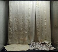 Le village de Vamos en Crète. Tissus en soie au musée ethnographique de Gavalochori. Cliquer pour agrandir l'image.