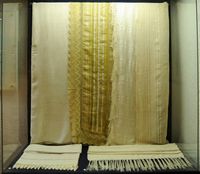 Le village de Vamos en Crète. Tissus en soie au musée ethnographique de Gavalochori. Cliquer pour agrandir l'image.