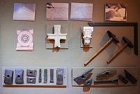 Le village de Vamos en Crète. Outils de tailleur de pierre au musée ethnographique de Gavalochori. Cliquer pour agrandir l'image.