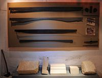 Le village de Vamos en Crète. Outils de tailleur de pierre au musée ethnographique de Gavalochori. Cliquer pour agrandir l'image.