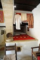 Le village de Vamos en Crète. Le logement au musée ethnographique de Gavalochori. Cliquer pour agrandir l'image.